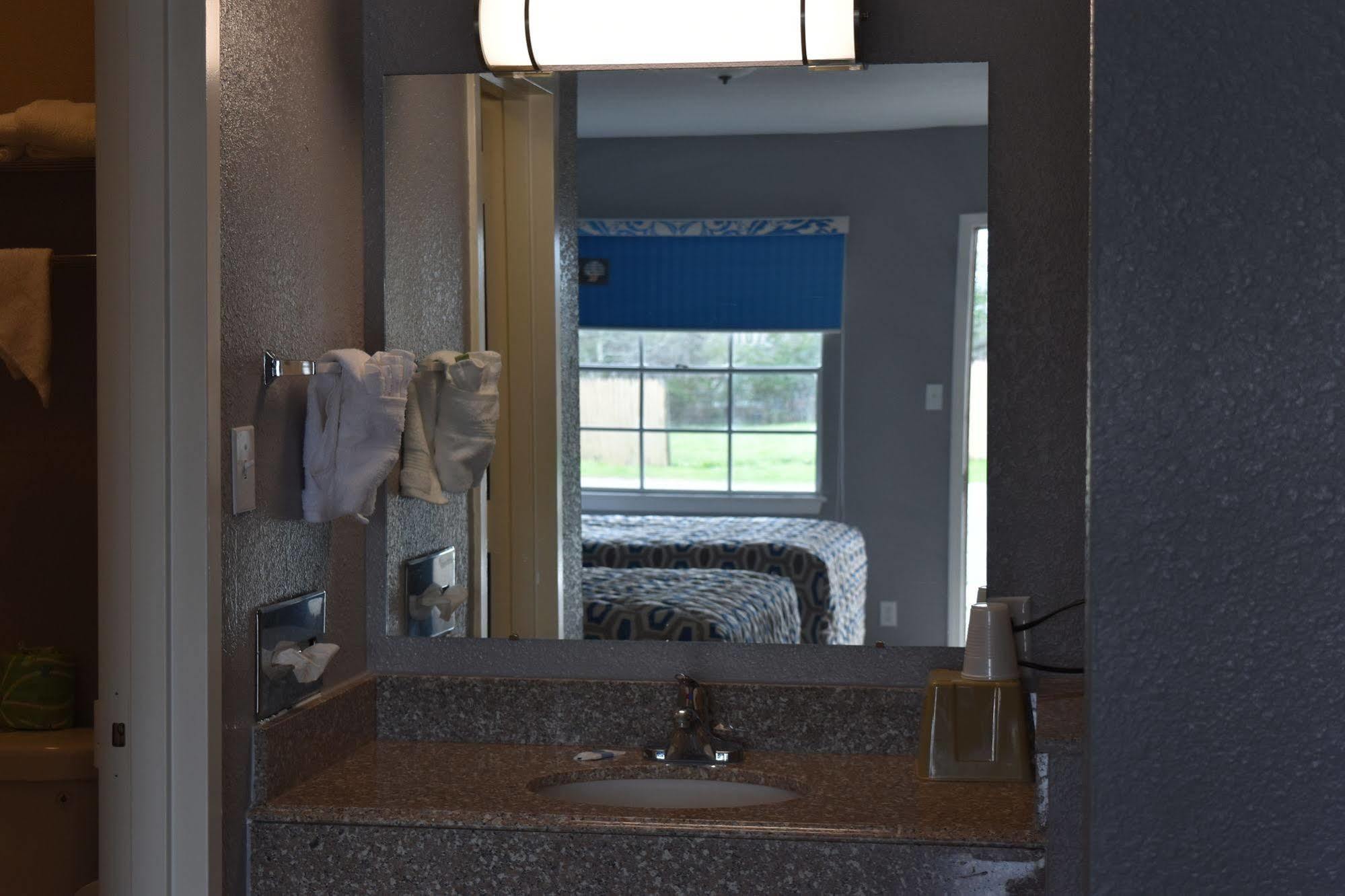 Woodfield Inn And Suites Yoakum Dış mekan fotoğraf
